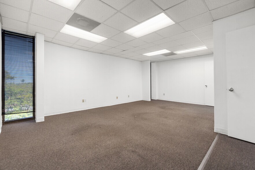 More Photos Of 5100 N Federal Hwy, Fort Lauderdale Office For Sale