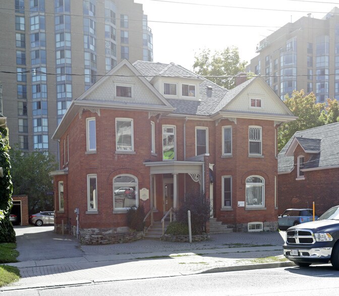 More Photos Of 103-105 Collier St, Barrie Office Residential For Lease