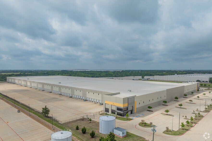 More Photos Of 210 Sunridge Blvd, Wilmer Distribution For Lease