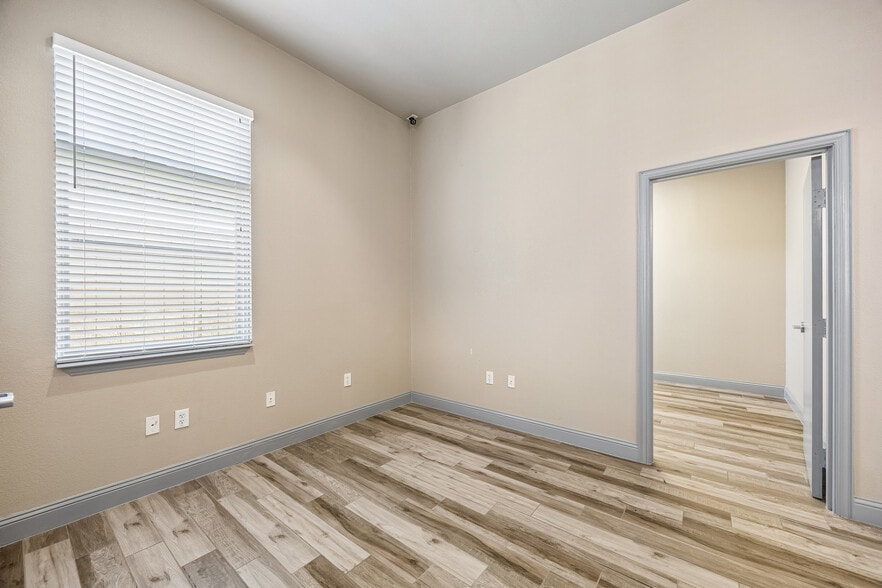 More Photos Of 118 Lynn Ave, Lewisville Office For Sale