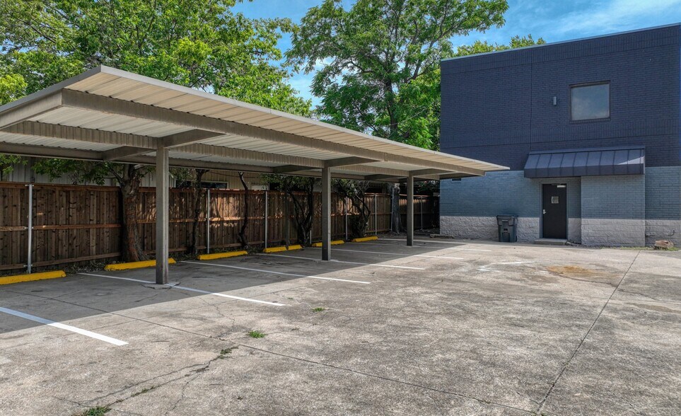 More Photos Of 1717 N Garrett Ave, Dallas Medical For Sale