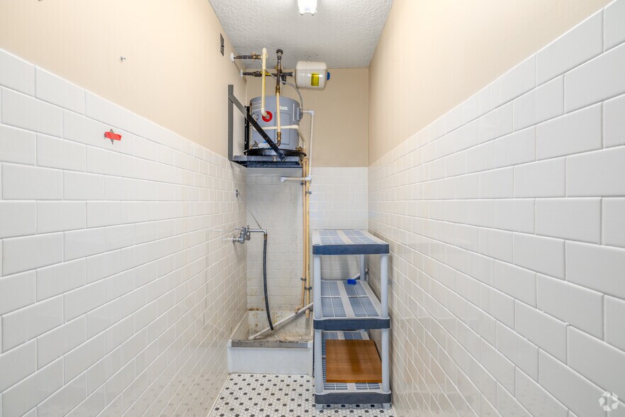 More Photos Of 1604 Margaret St, Jacksonville Bank For Lease