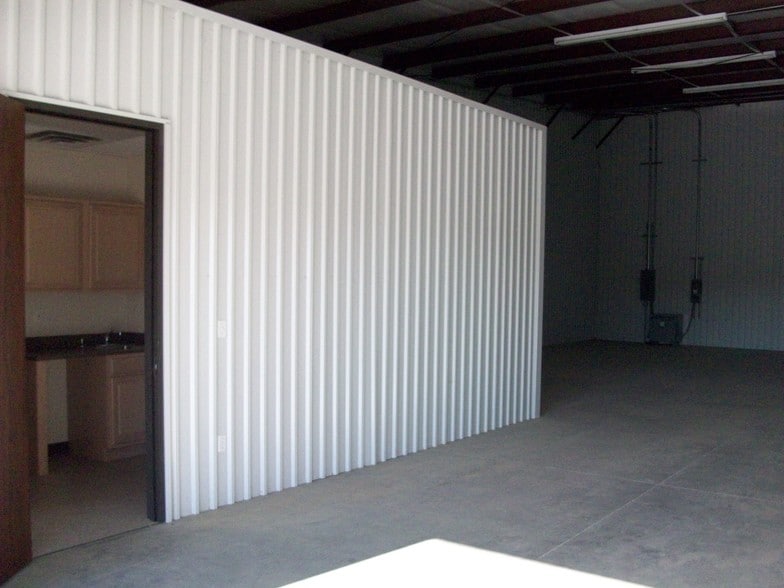 More Photos Of 6711 N Sam Houston Pky W, Houston Warehouse For Lease