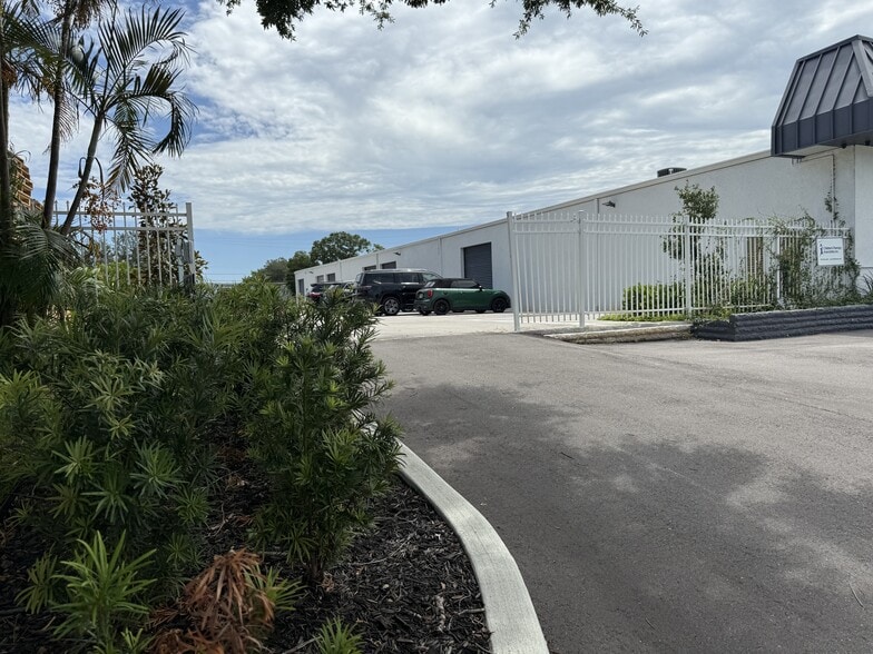 More Photos Of 3120 N 46th Ave, Saint Petersburg Distribution For Lease