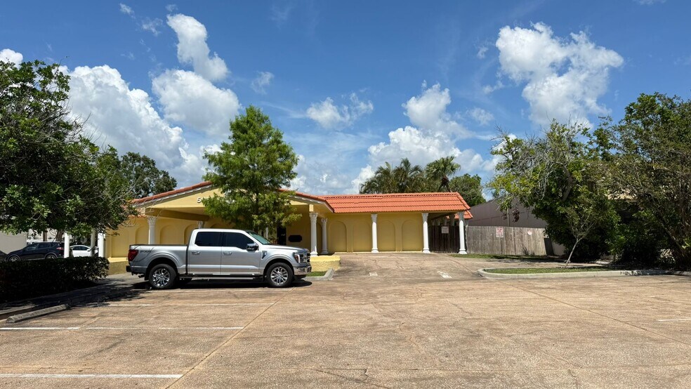 More Photos Of 5051 66th St N, Saint Petersburg Office For Sale