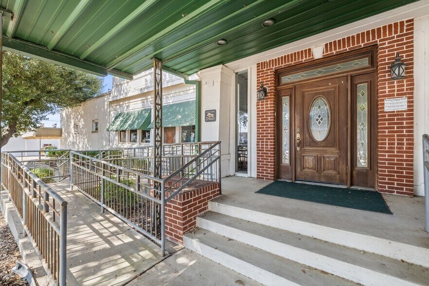 More Photos Of 503 Talbot St, Taylor Funeral Home For Sale
