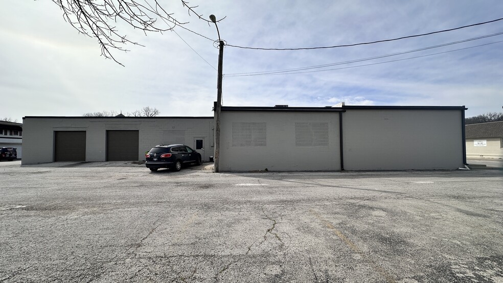 More Photos Of 5805-5809 Merriam Dr, Merriam Showroom For Lease