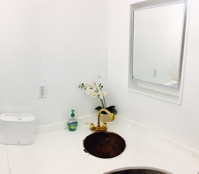 More Photos Of 41 W 36th St, New York Office For Sale