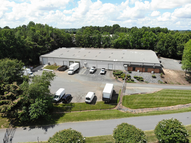 More Photos Of 2007 Gateway Blvd, Charlotte Warehouse For Lease