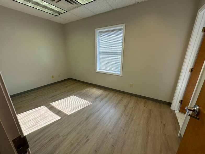 More Photos Of 860 NW Washington Blvd, Hamilton Medical For Sale