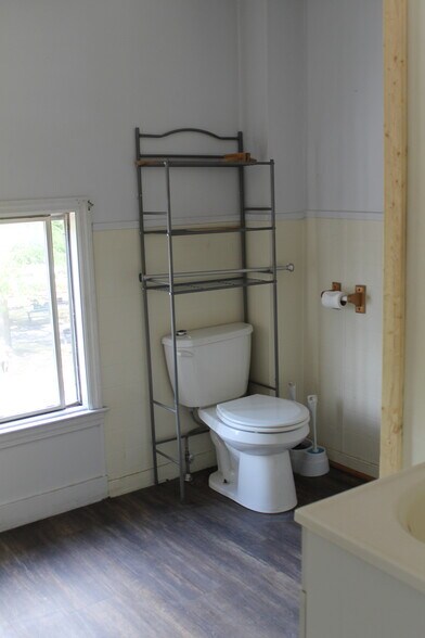 More Photos Of 12 Park Pl, Hudson Storefront Retail Residential For Lease