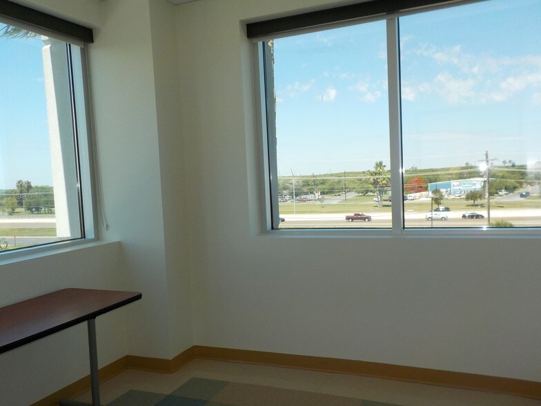 More Photos Of 5700 N Exp 77/83, Brownsville Medical For Lease