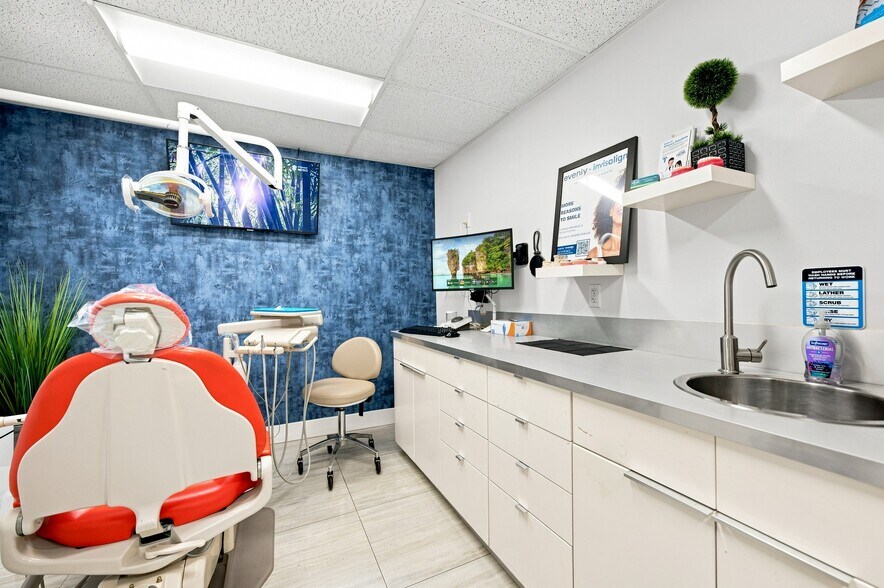More Photos Of 610-618 NE 124th St, North Miami Office For Sale