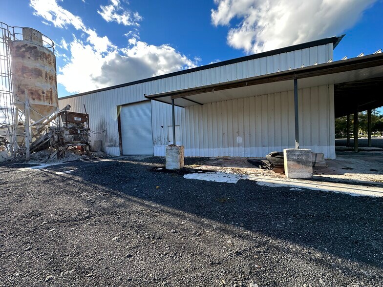 More Photos Of 18715 Colonial Dr, Orlando Warehouse For Lease