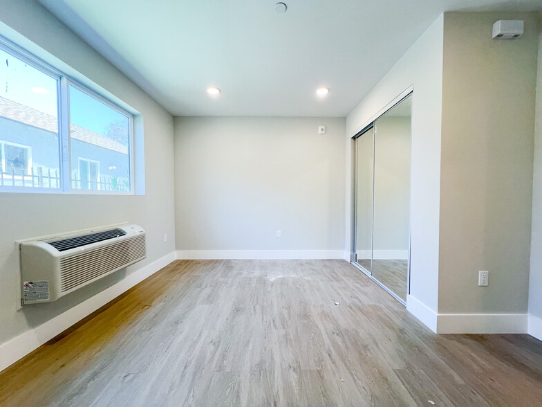 More Photos Of 142 E 84th St, Los Angeles Apartments For Sale