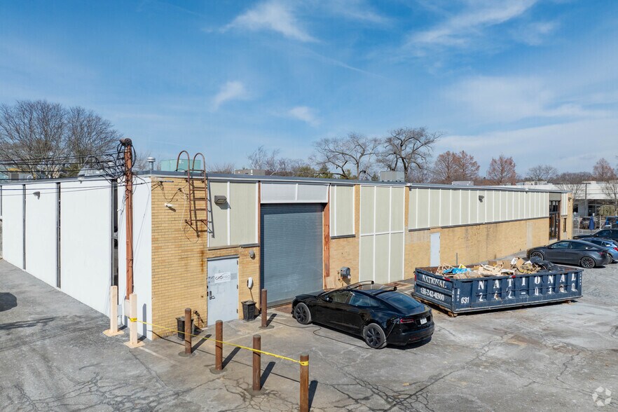 More Photos Of 370 Crossways Park Dr, Woodbury Distribution For Lease