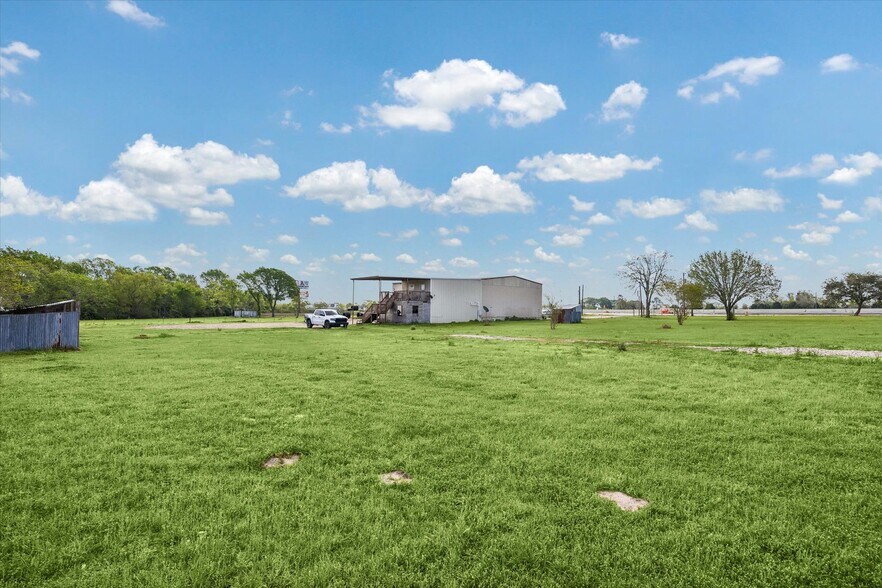 More Photos Of 1021 Star Ln, Cat Spring Light Manufacturing For Sale
