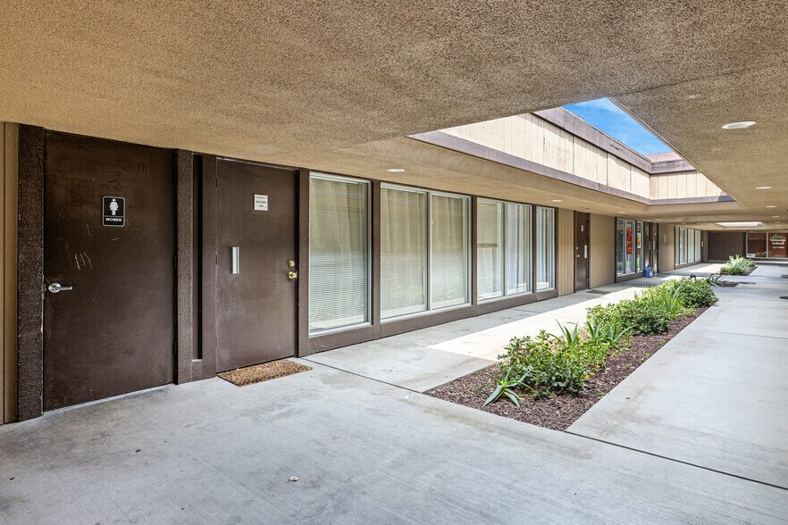 More Photos Of 1629 Pollasky Ave, Clovis Office For Sale