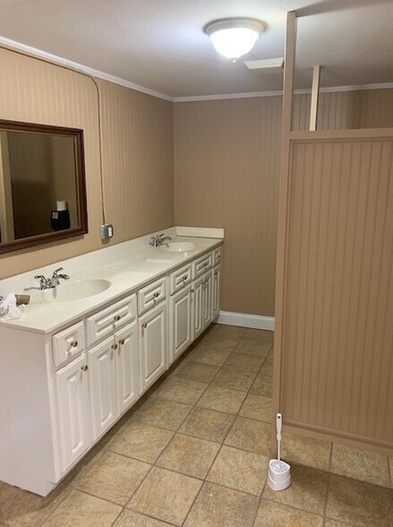 More Photos Of 545 Rutherford Rd, Greenville Showroom For Sale