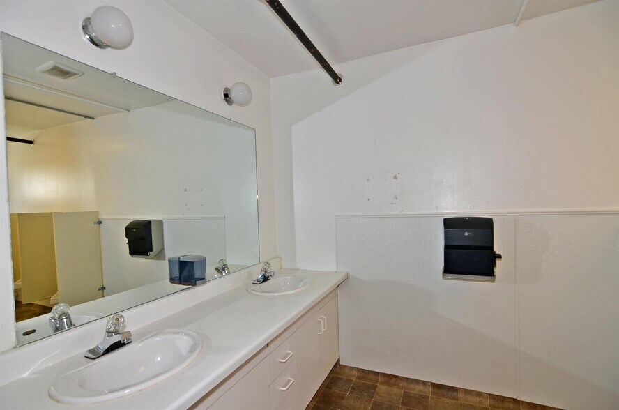 More Photos Of 501 12th St, Marble Falls Specialty For Lease