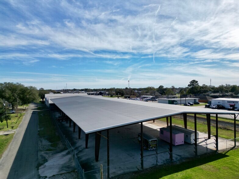 More Photos Of 1050 Detroit Ave, Nederland Distribution For Lease