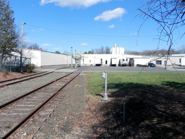 More Photos Of 128 Old Brickyard Ln, Berlin Manufacturing For Lease