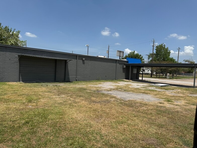 More Photos Of 1305 Lacey Dr, Baytown Contractor Storage Yard For Lease