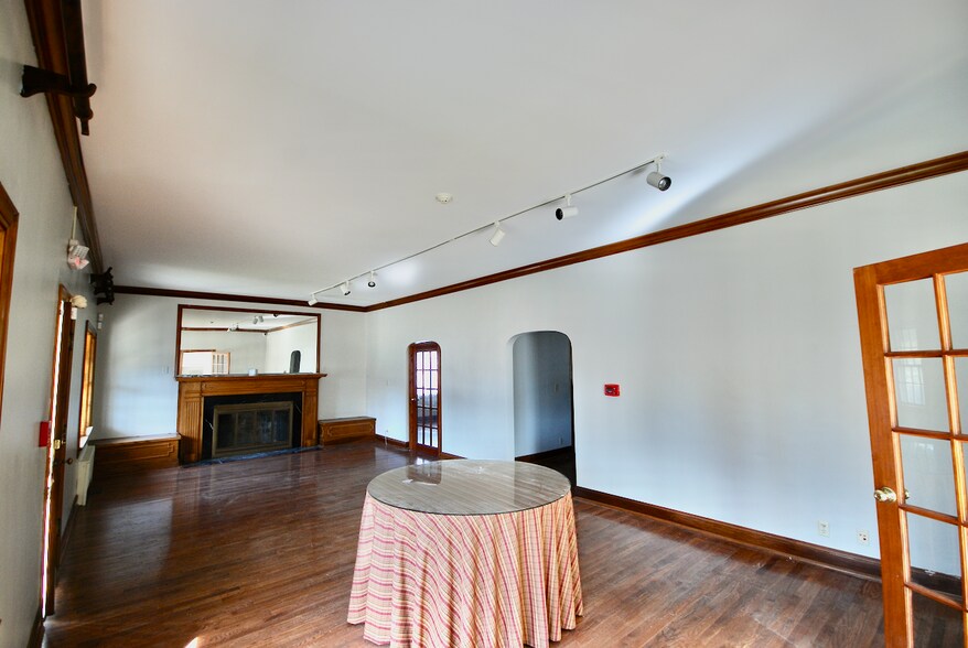 More Photos Of 1651 Hollywood Dr, Jackson Office For Sale