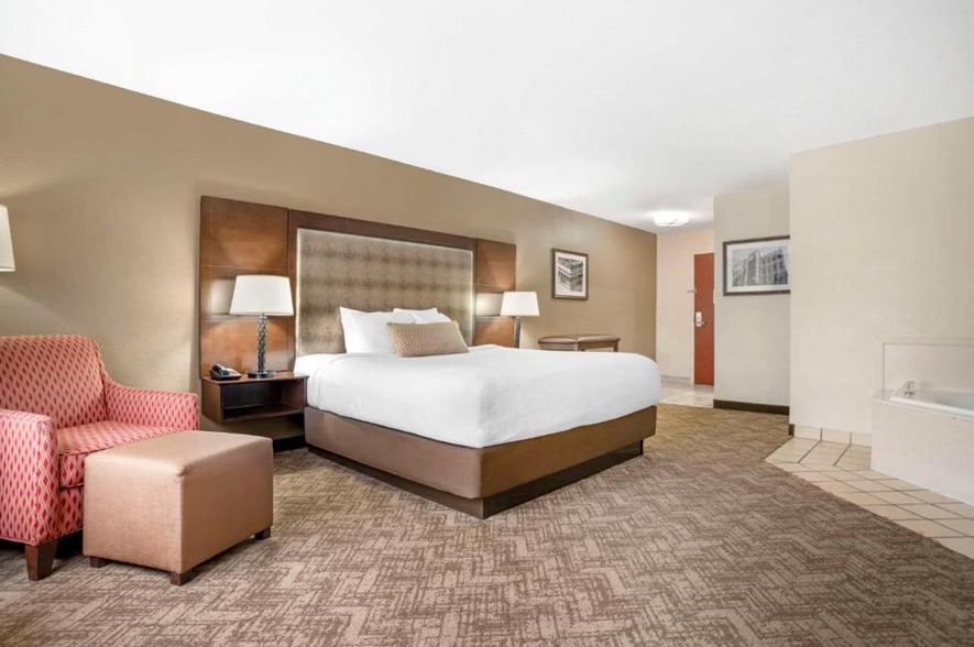 More Photos Of 842 Thompson St, Gardendale Hotel For Sale