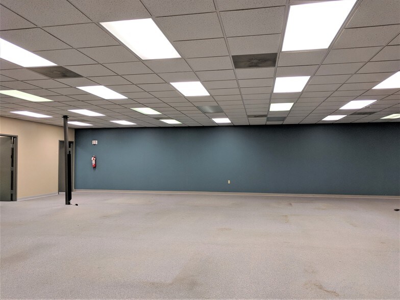 More Photos Of 901 W Main St, El Paso Office For Sale