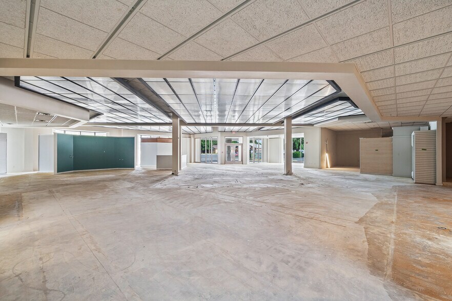 More Photos Of 7705 Quaker Ave, Lubbock Freestanding For Lease