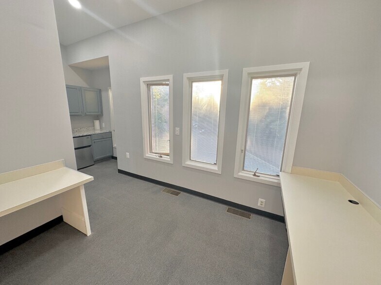 More Photos Of 9300-9306 Old Keene Mill Rd, Burke Loft Creative Space For Lease