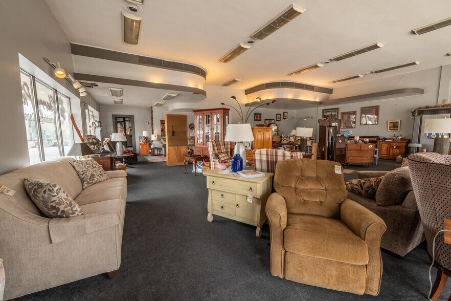 More Photos Of 337 N Main St, West Bend General Retail For Lease