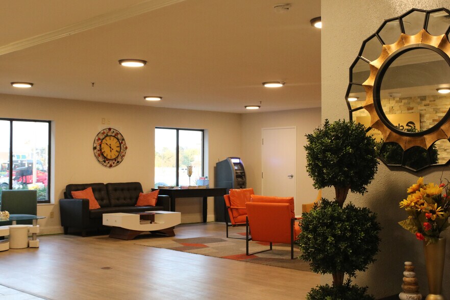 More Photos Of 19600 Elpers Rd, Evansville Hotel For Sale