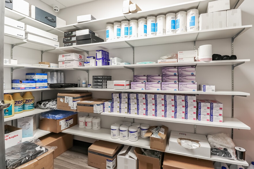 More Photos Of 2626 Washington St, Waukegan Medical For Sale