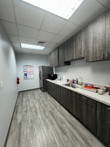 More Photos Of 5701 W Talavi Blvd, Glendale Office For Lease
