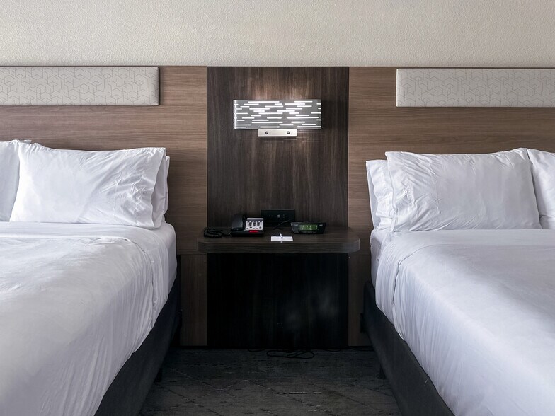 More Photos Of 601 N Sonoma Trl, Ennis Hotel For Sale