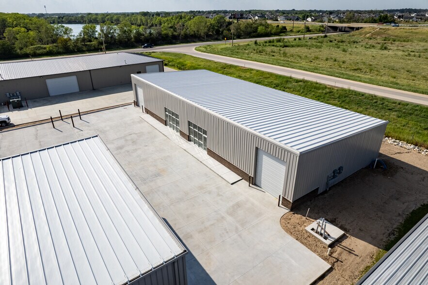 More Photos Of K-96 and Hoover, Wichita Flex For Lease