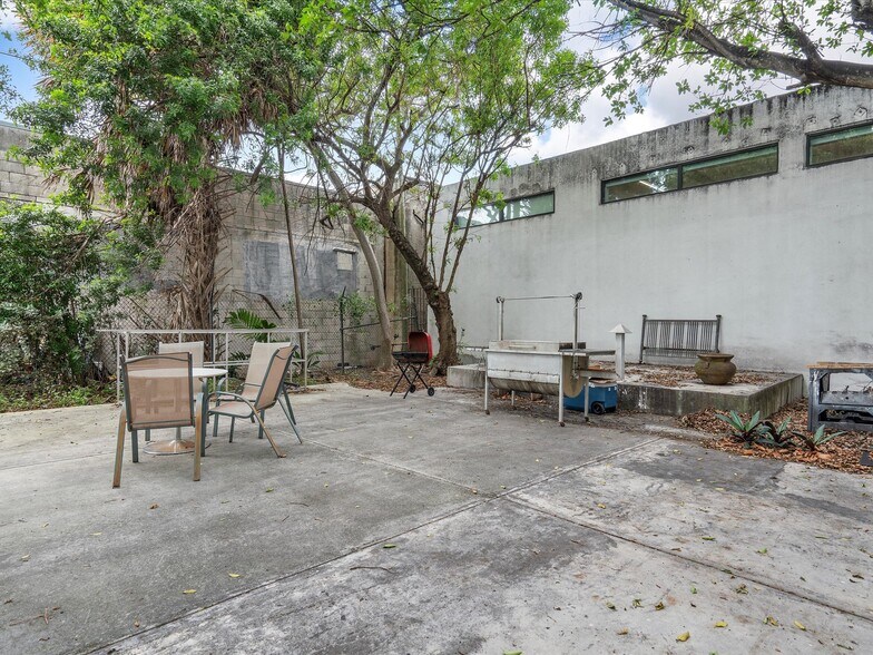 More Photos Of 251-253 NE 69th St, Miami Warehouse For Lease