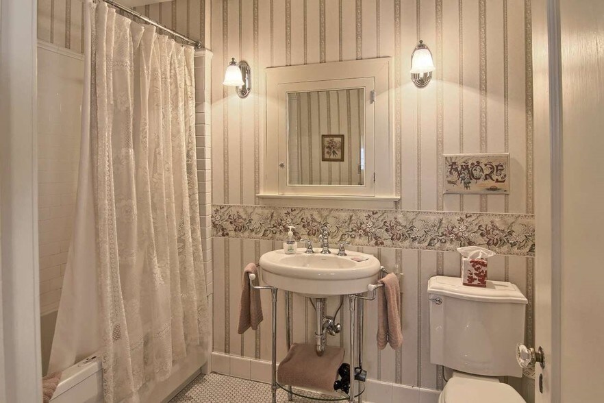 More Photos Of 230 Wellington St, Traverse City Hospitality For Sale