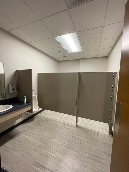 More Photos Of 3-17 Farrs Bridge Rd, Greenville General Retail For Lease