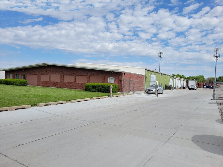 More Photos Of 4904-4910 F St, Omaha Warehouse For Lease
