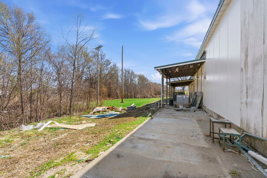More Photos Of 306 SE Highway AA, Clinton Industrial For Sale