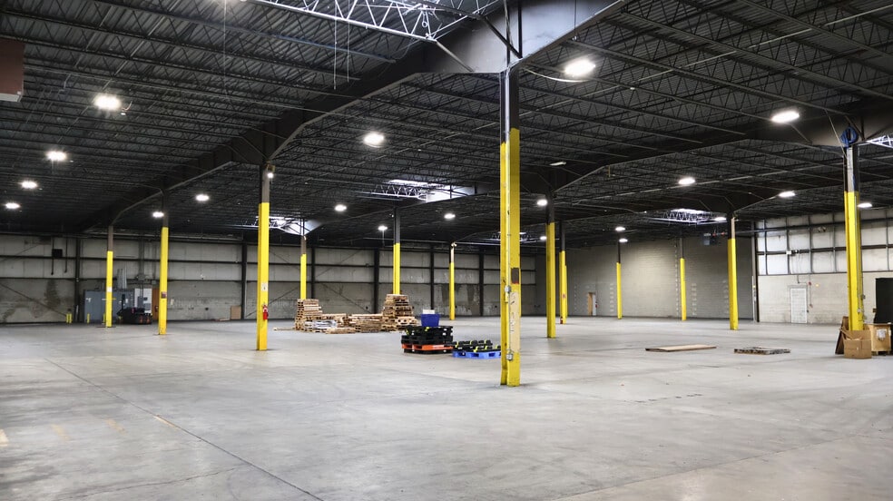More Photos Of 300 Russell Dr, Middletown Warehouse For Lease