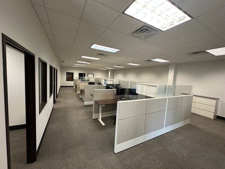 More Photos Of 400 W Oak St, Denton Office For Lease