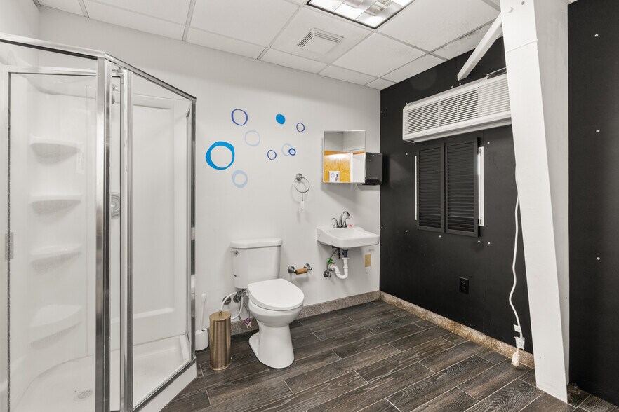 More Photos Of 3075 NW South River Dr, Miami Storefront Retail Office For Lease