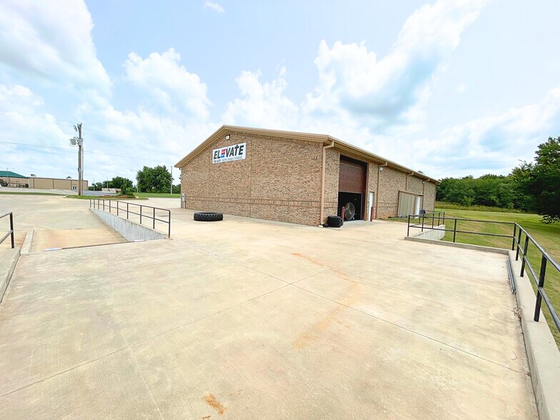 More Photos Of 200 NE 16th St, Newcastle Industrial For Lease