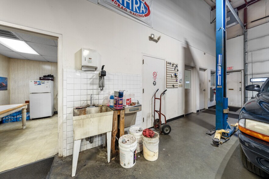 More Photos Of 4533 Hillsborough Rd, Durham Auto Repair For Lease