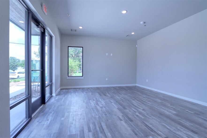 More Photos Of 201 E 5th St, Ferris Storefront Retail Office For Lease