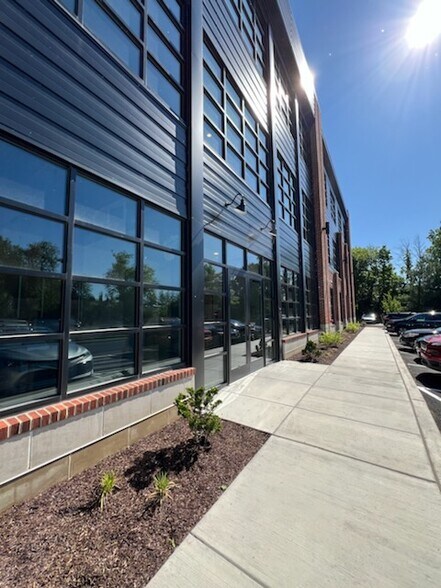 More Photos Of 800 Creek View Rd, Newark Office For Lease